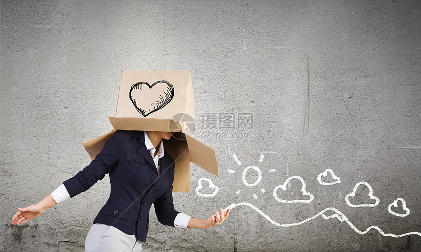 带盒子的女人自信的女商人头上戴着纸箱