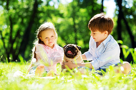 可爱的男孩女孩夏天的公园他们的狗公园的暑假周末图片