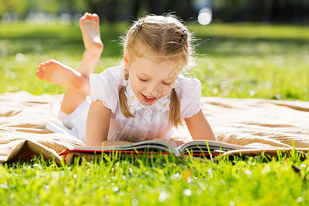 周末公园夏天公园读书的小可爱女孩背景图片
