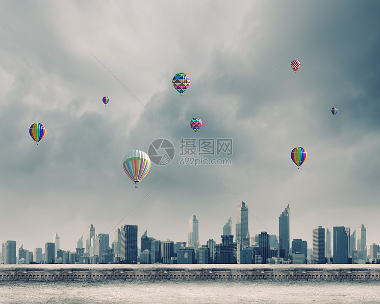 会飞的气球五颜六色的飞机现代城市上空晴朗的天空中飞行图片