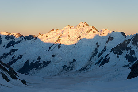 雪山山景雪,蓝天清澈图片