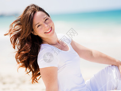 阳光明媚的天,海滩上穿着白色衣服的女人海滩上美好的天图片