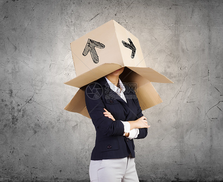 头上戴盒子的女人女商人戴着纸箱头上图纸