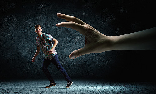 小手 大手男人逃跑了轻人试图逃离大手的趣形象背景