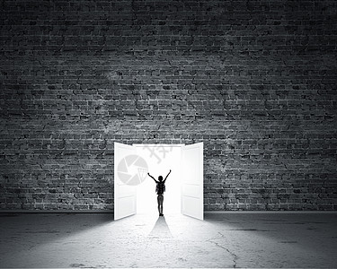 90 后鉴于成功女人的后视镜,双手向上进入打开的门背景