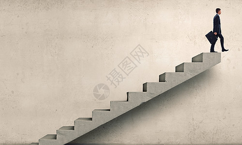 上职业阶梯轻的商人走楼梯上,代表着成功的图片