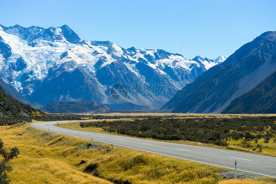 风景如画新西兰阿尔卑斯山道路的自然景观图片