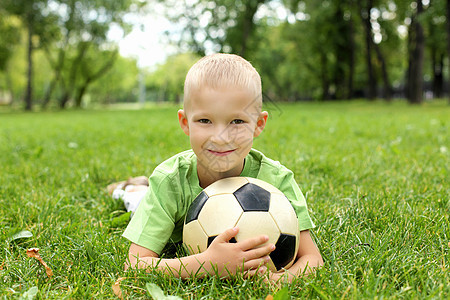 夏天公园里的小男孩带着球图片