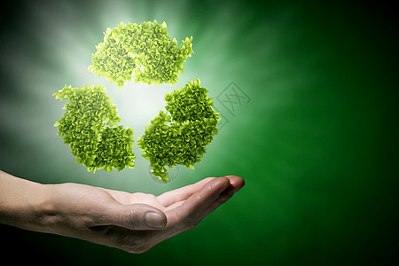 回收紧握绿色回收标志的手图片