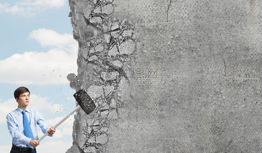 打破壁垒轻坚定的商人用打破了墙