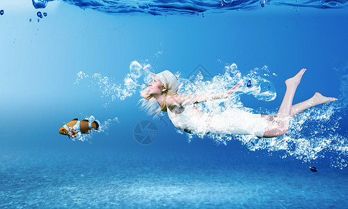 水下的女人穿着白色连衣裙的轻女人水下游泳图片