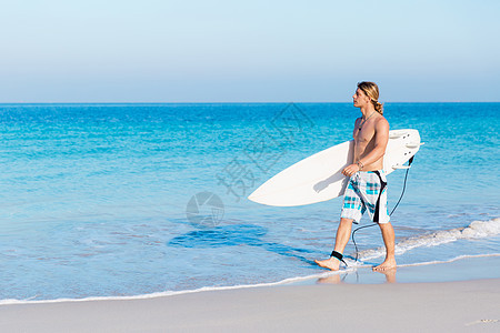 个轻的冲浪者海滩上冲浪准备好打浪了图片