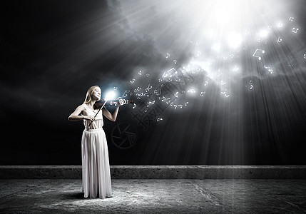 女小提琴手穿着白色连衣裙的轻女人拉小提琴图片