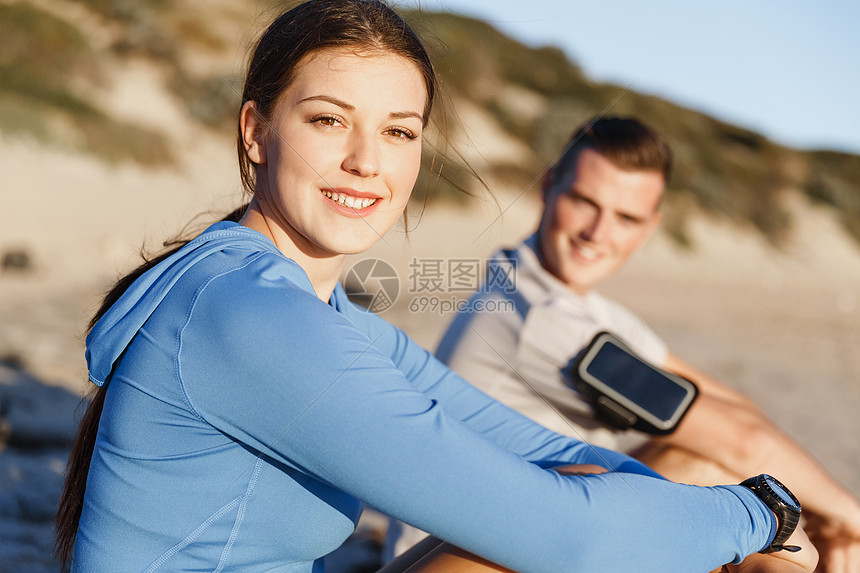夫妇海滩上穿运动服轻的跑车运动中穿着坐海滩上图片