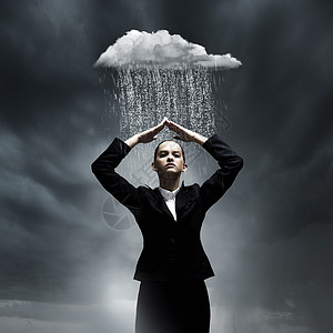 沮丧的女商人轻的哭泣的女商人,手臂遮住了头,雨中图片