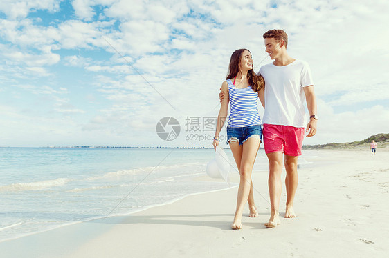 浪漫的轻夫妇海滩上浪漫的轻夫妇海滩上沿着海岸散步图片