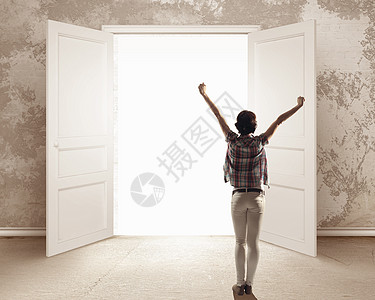鉴于成功女人的后视镜,双手向上进入打开的门图片素材