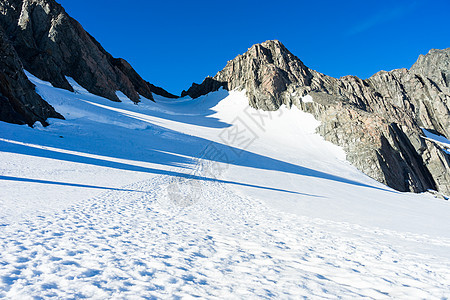 山峰山景雪,蓝天清澈图片