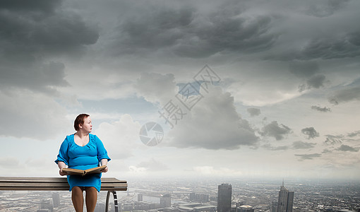 胖女人加上大小的女人,手里着书,坐长凳上图片