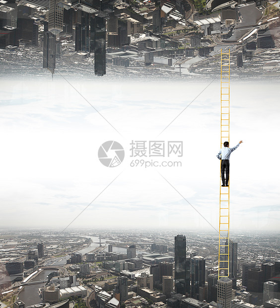 平行世界商人站两个现实的阶梯上图片