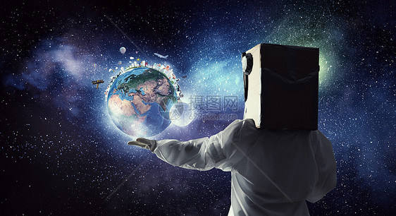梦想探索太空头戴纸箱的轻女人想象她宇航员这幅图像的元素由美国宇航局提供的图片