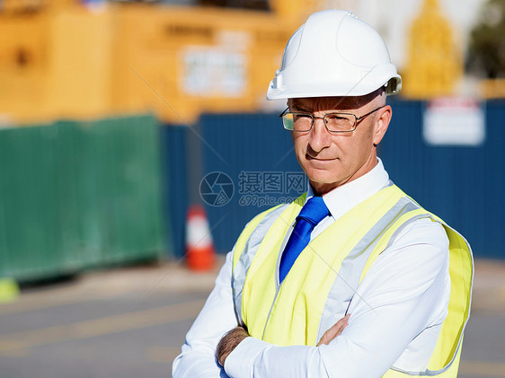 建筑工地的工程师建设者建筑工程师施工场景穿着安全背心图片