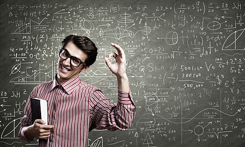 趣的科学家戴眼镜的轻人靠粉笔黑板上图片