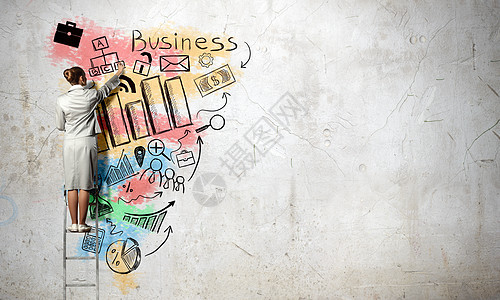 业务战略规划女商人站梯子上的背,墙上画草图图片
