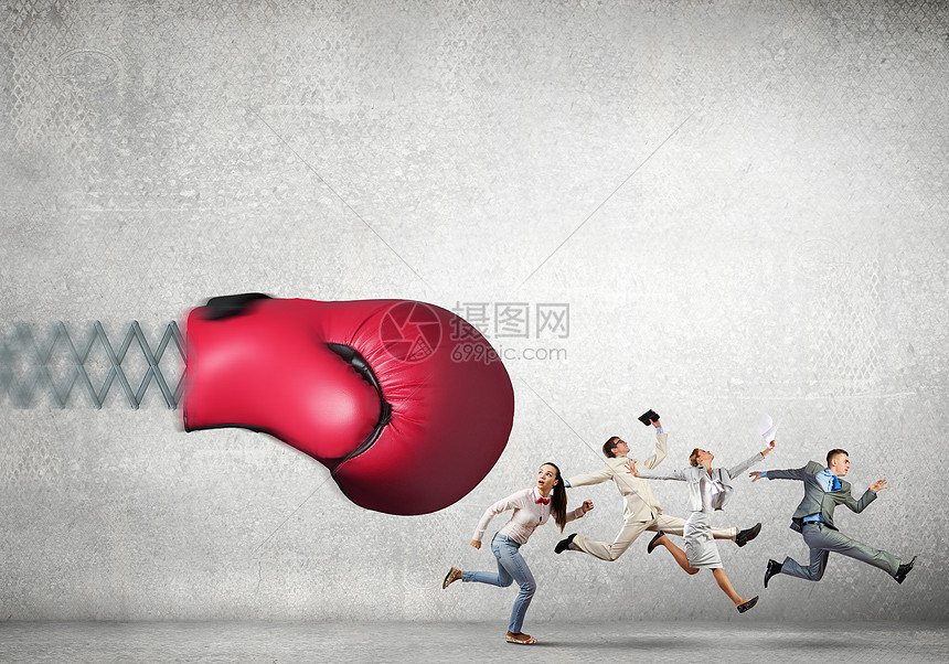 商人用拳击手套打架拳击手套春天罢工的群商人身上图片