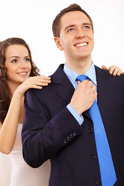 轻的商人早上家穿衣帮他系领带的女人高清图片下载 正版图片 摄图网