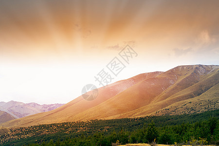 日出山上山顶上自然景观美丽的日出图片