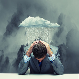 雨伤感生意上的失败沮丧的轻商人坐雨下湿漉漉的背景