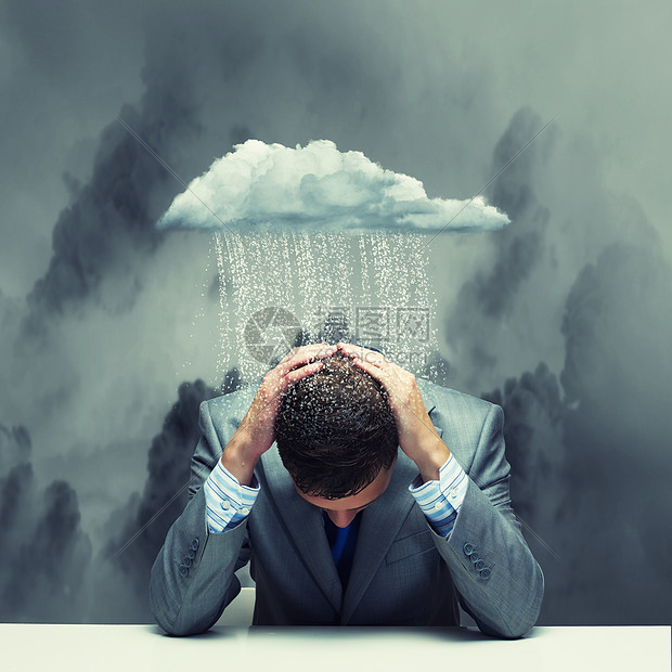 生意上的失败沮丧的轻商人坐雨下湿漉漉的