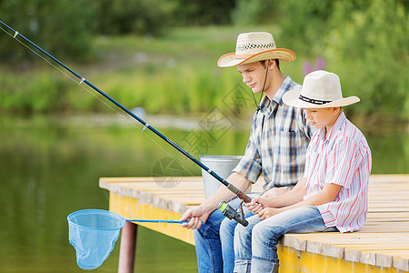 家庭聚的时刻父子坐桥上钓鱼图片