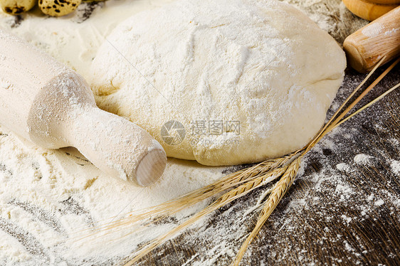 烘焙厨房桌子上的白包干旱粉图片
