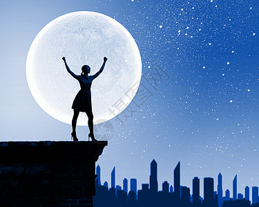 女人满月夜晚建筑顶部女人的剪影图片