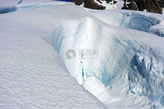 雪山山景雪,蓝天清澈图片