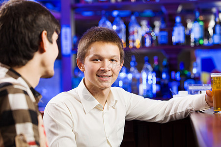 公子扶苏体育酒吧两个轻人坐酒吧里聊天背景