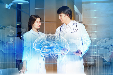 大脑医生两个轻的医生两位轻医生检查未来主义大脑图像的图像背景