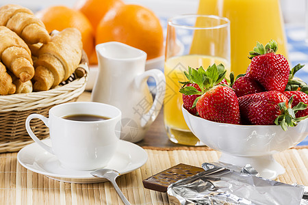 早餐包括各种糕点咖啡新鲜草莓图片