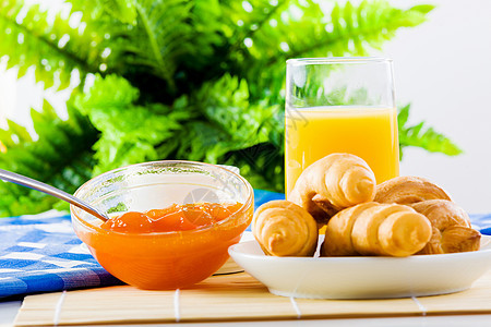 美味的早餐早餐桌上牛角包果冻橙汁图片