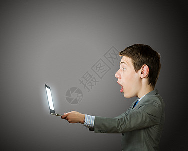 大脑袋的人轻震惊的男人,大脑袋看着记事本图片