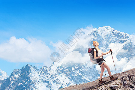 轻的女人登山者站山顶上的漂亮山顶上图片