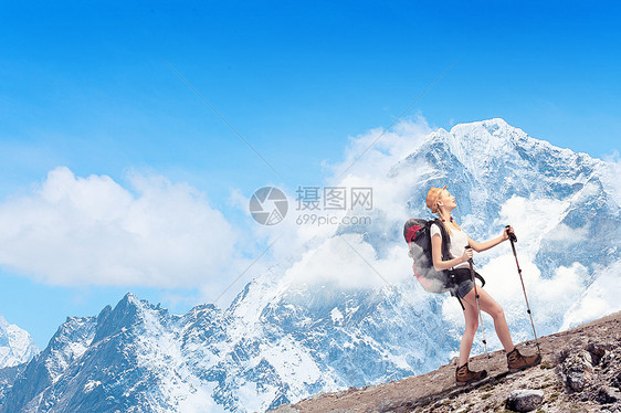 轻的女人登山者站山顶上的漂亮山顶上图片