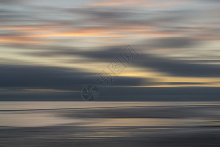 日落时海洋运动的景观图像图片