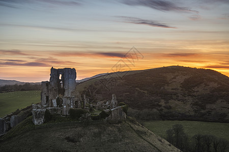 美丽的日落期间迷人的童话城堡遗址的景观形象图片