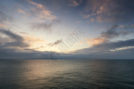 美丽的彩色日出景观平静的大海上图片