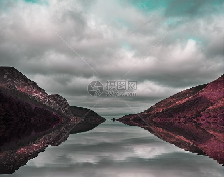 令人惊叹的超现实色彩的山脉景观反映湖泊中图片