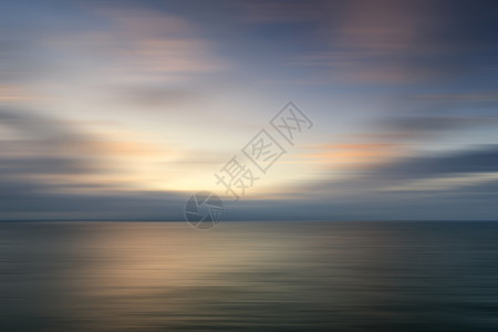 美丽的彩色日出景观平静的大海上加上模糊的效果图片