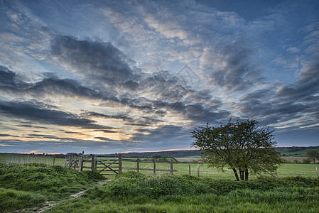 日落时田野上令人惊叹的英国乡村景观图片
